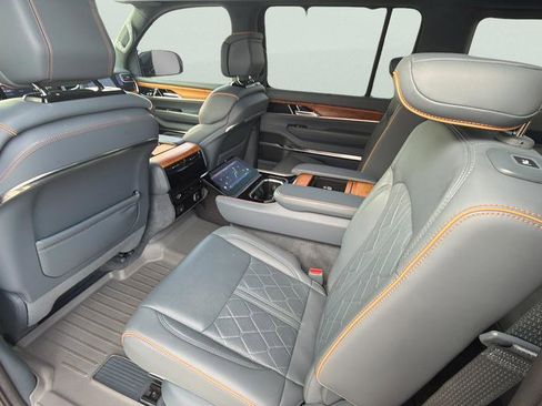 Used 2022 Jeep Grand Wagoneer Series III image 18