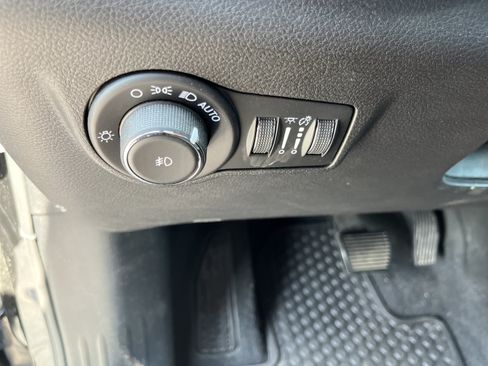 Used 2025 Jeep Compass Trailhawk w/ Trailhawk Convenience Group AWD/4WD image 19