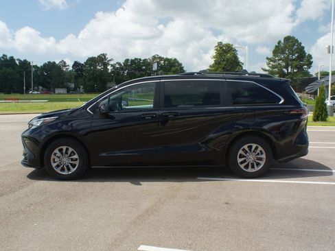 Certified 2025 Toyota Sienna LE FWD image 12