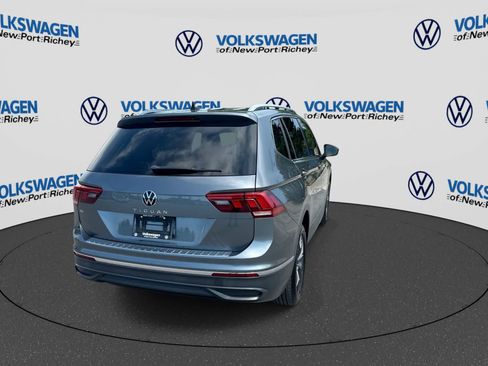 Used 2022 Volkswagen Tiguan SE w/ Panoramic Sunroof Package FWD image 14