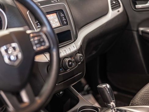 Used 2018 Dodge Journey SE FWD image 20