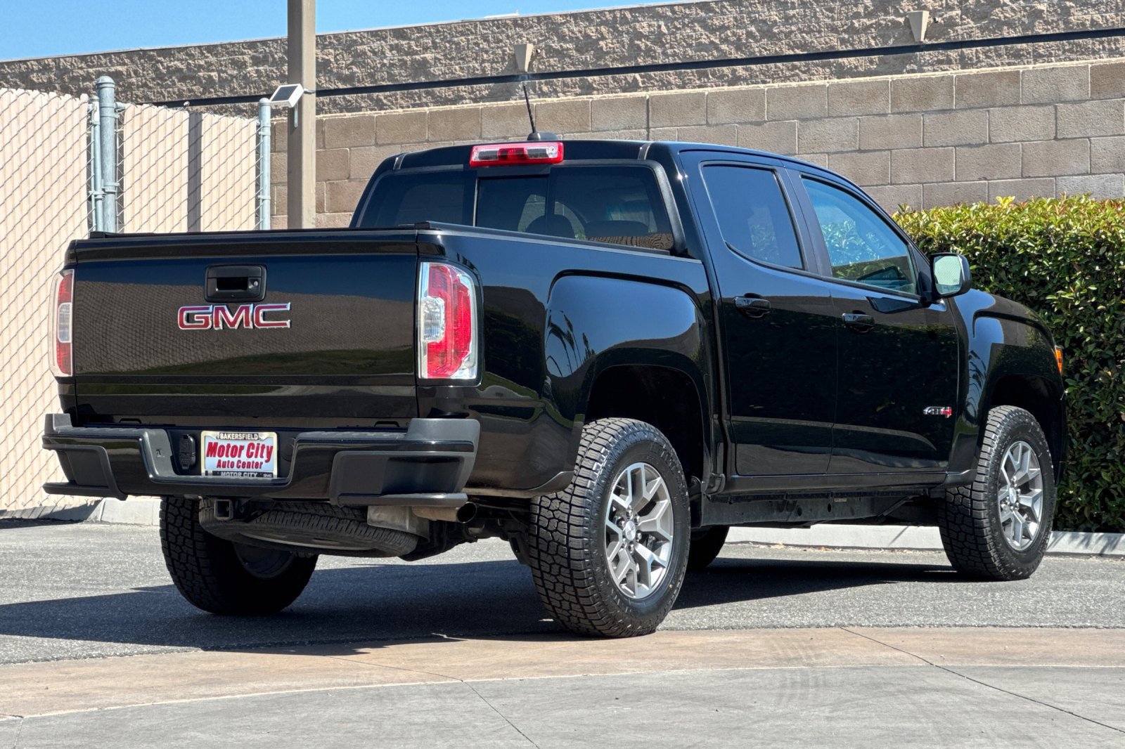 Certified 2022 GMC Canyon AT4 w/ Trailering Package AWD/4WD image 4