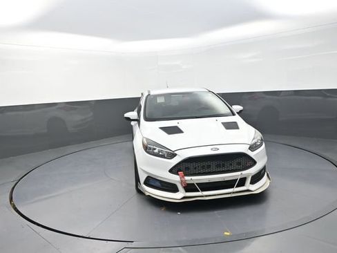 Used 2018 Ford Focus ST image 33