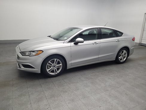 Used 2018 Ford Fusion SE w/ Fusion SE Technology Package FWD image 2