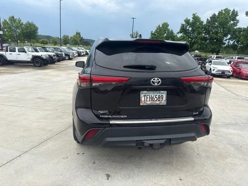 Used 2021 Toyota Highlander XLE FWD image 17