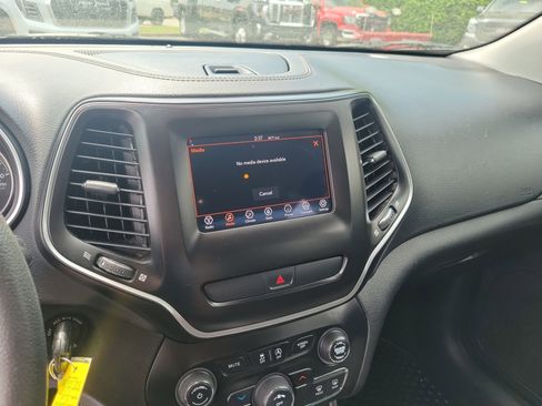 Used 2019 Jeep Cherokee Latitude w/ Popular Appearance Group FWD image 27