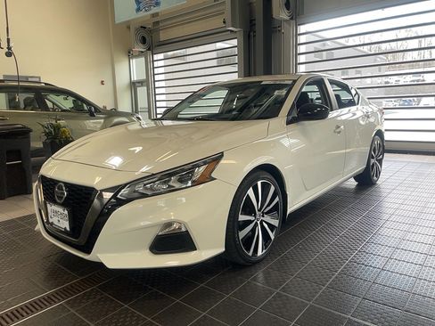 Used 2019 Nissan Altima 2.5 SR w/ SR Premium Package AWD/4WD image 3
