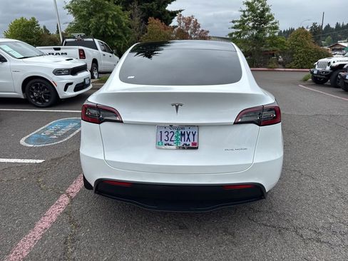 Used 2021 Tesla Model Y Long Range AWD/4WD image 8