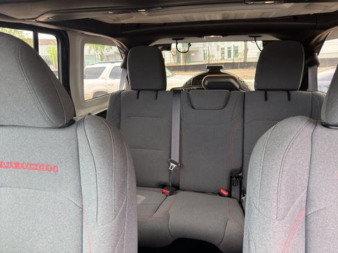 Used 2025 Jeep Wrangler Unlimited Rubicon image 15