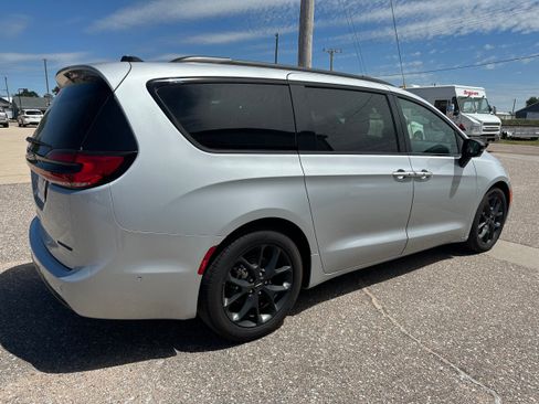 Used 2024 Chrysler Pacifica Limited w/ S Appearance Package FWD image 6