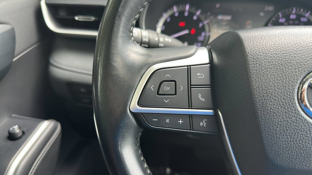 Used 2022 Toyota Highlander XSE FWD image 23