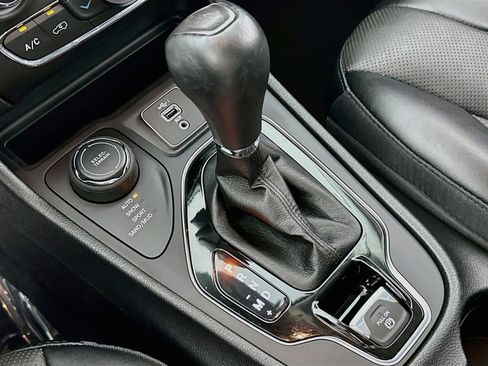 Used 2022 Jeep Cherokee Limited w/ Elite Package image 17