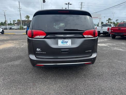 Used 2017 Chrysler Pacifica Limited FWD image 3