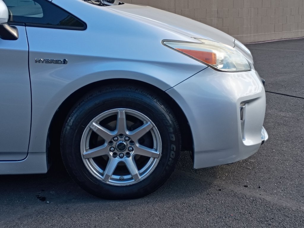 Used 2013 Toyota Prius Three w/ Solar Roof Pkg FWD image 2