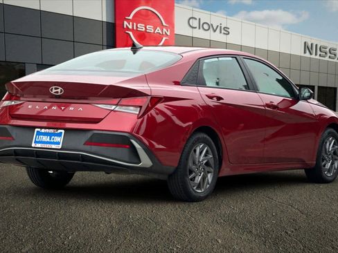 Used 2024 Hyundai Elantra SEL image 3