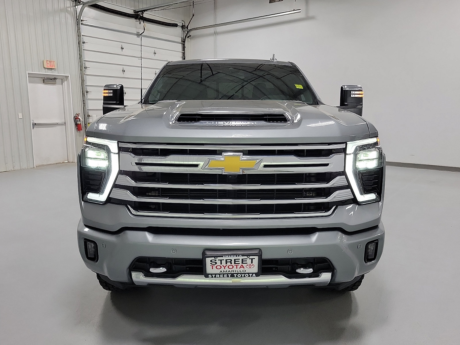 Used 2024 Chevrolet Silverado 2500 High Country w/ LPO, Dark Essentials Package AWD/4WD image 2