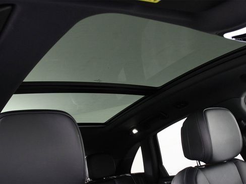 Used 2025 Porsche Macan image 25