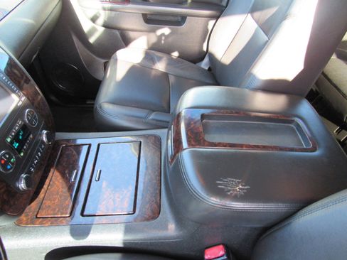 Used 2013 GMC Yukon XL Denali image 17