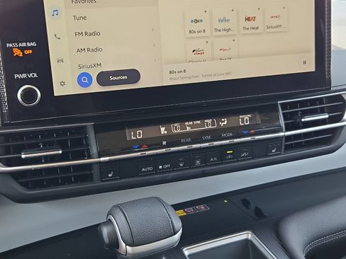 Used 2025 Toyota Sienna XLE FWD image 21