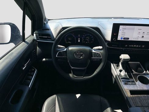 Used 2025 Toyota Sienna Limited FWD image 23