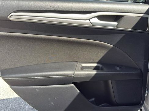 Used 2019 Ford Fusion SE FWD image 27
