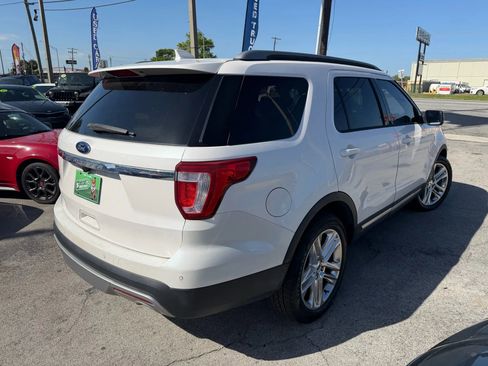 Used 2017 Ford Explorer XLT w/ Equipment Group 202A FWD image 4