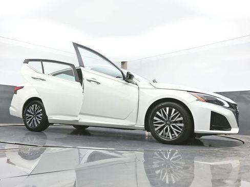 Used 2025 Nissan Altima 2.5 SV FWD image 50
