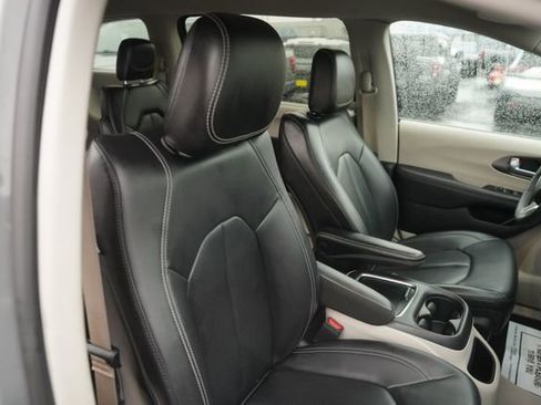 Used 2023 Chrysler Pacifica Touring-L FWD image 21