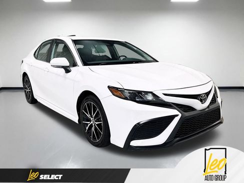 Used 2023 Toyota Camry SE FWD image 5