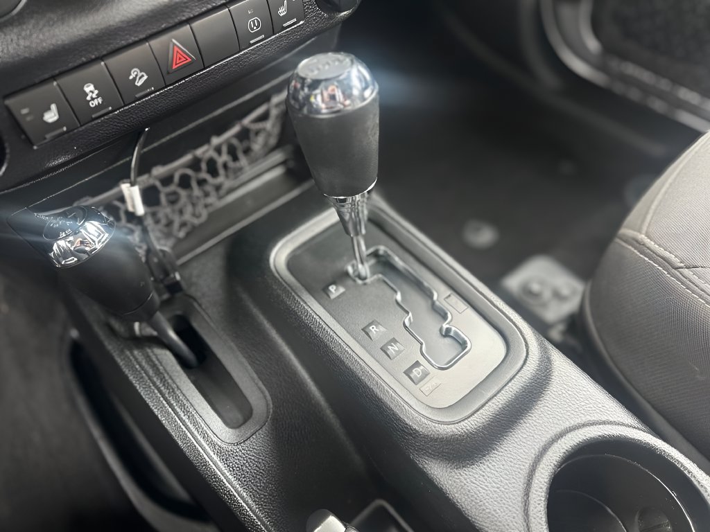 Used 2017 Jeep Wrangler Unlimited Sahara w/ Connectivity Group AWD/4WD image 16