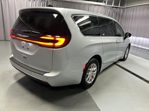 Used 2024 Chrysler Pacifica Touring-L FWD image 7