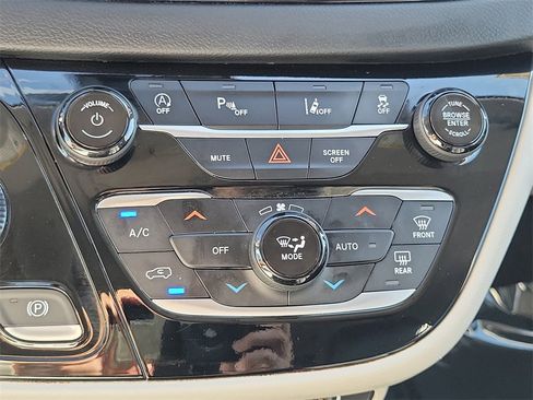 Used 2024 Chrysler Pacifica Touring-L image 12