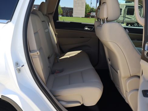 Used 2021 Jeep Grand Cherokee Laredo w/ Security & Convenience Group AWD/4WD image 11