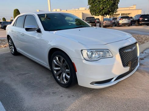Used 2020 Chrysler 300 Touring w/ Chrome Appearance Package RWD image 2