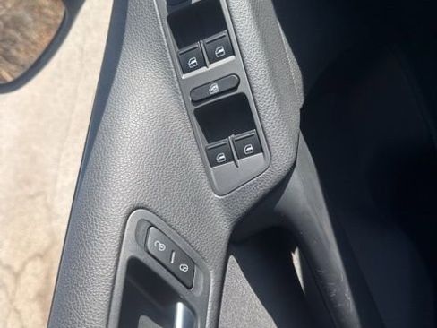 Used 2017 Volkswagen Tiguan Limited image 16