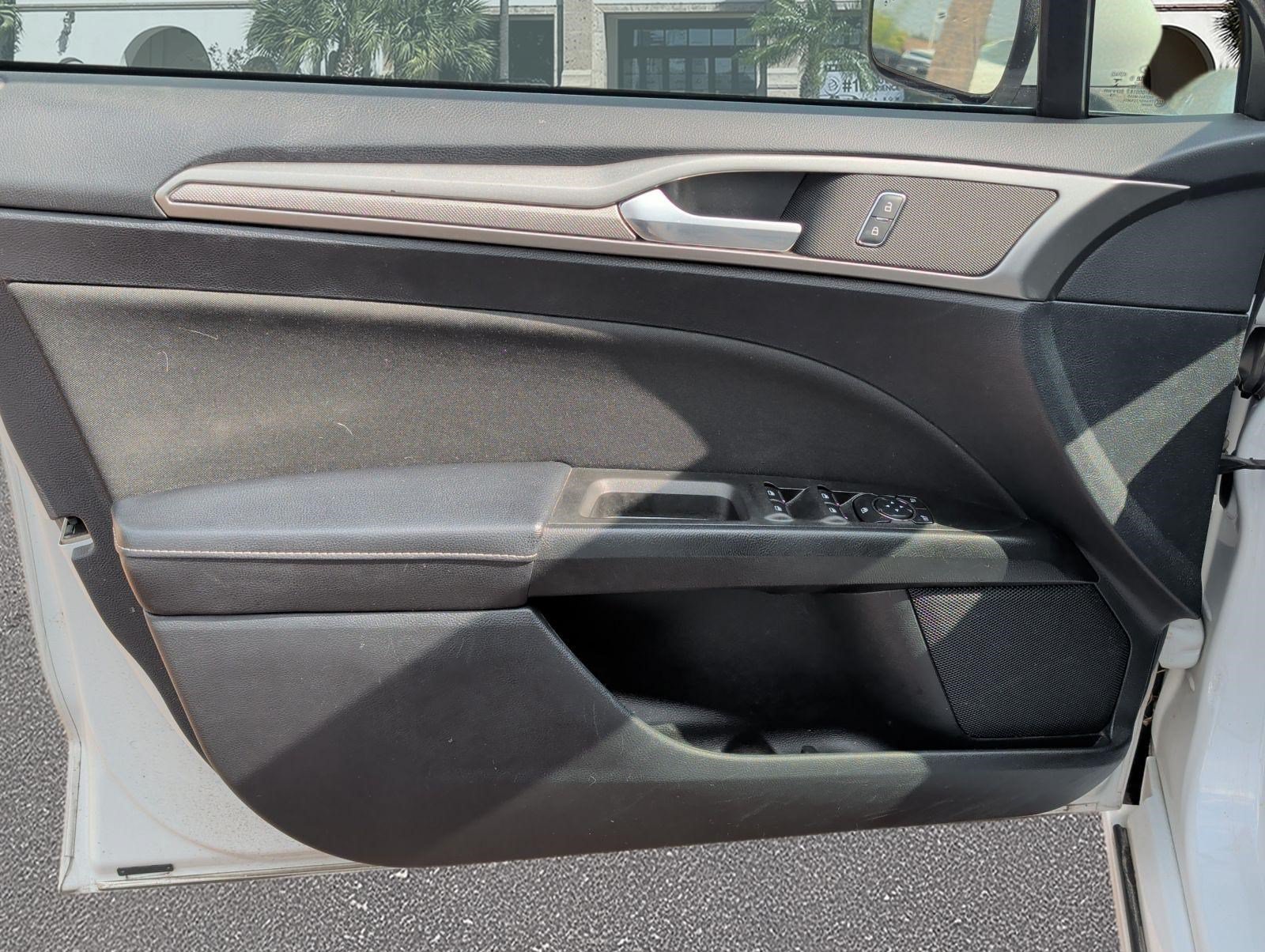 Used 2020 Ford Fusion SE FWD image 8