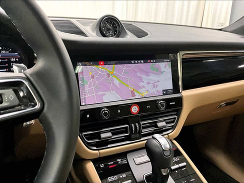 Used 2025 Porsche Macan image 19