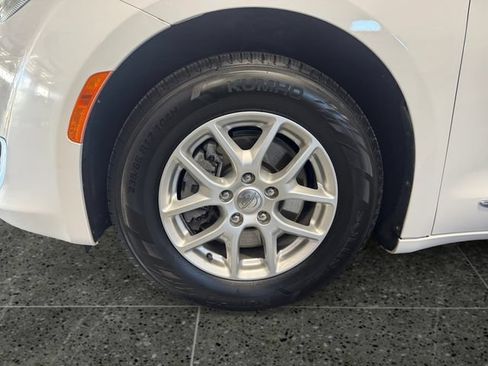 Used 2020 Chrysler Pacifica Touring-L FWD image 28