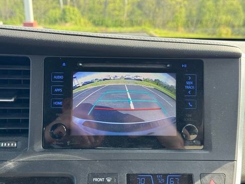 Used 2015 Toyota Sienna XLE image 26