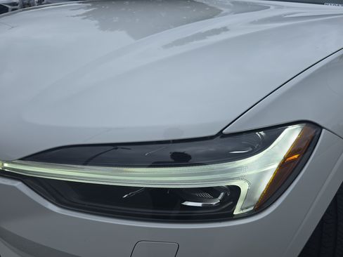 Used 2022 Volvo XC60 B5 Momentum w/ Advanced Package FWD image 28