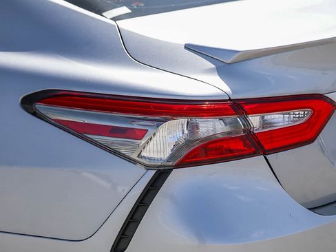 Used 2019 Toyota Camry SE FWD image 9