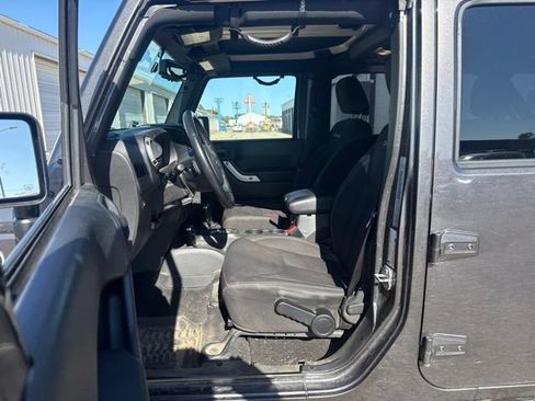 Used 2017 Jeep Wrangler Unlimited Sahara AWD/4WD image 3