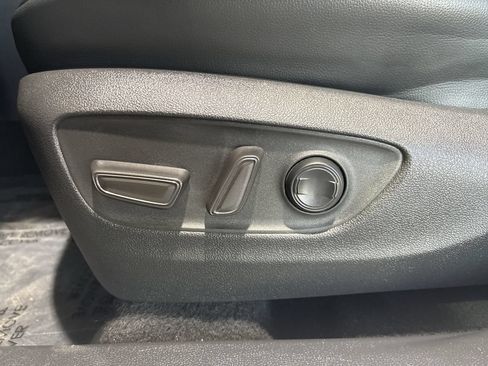 Used 2022 Toyota Highlander XLE AWD/4WD image 12