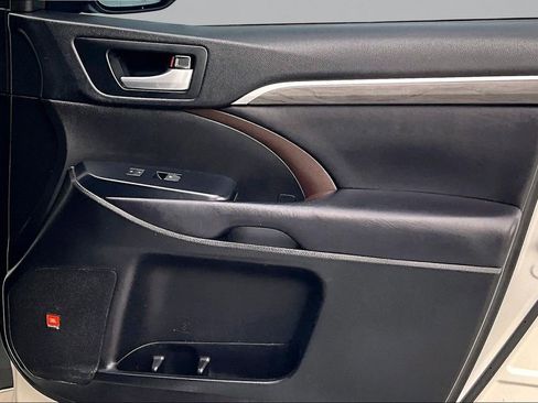 Certified 2018 Toyota Highlander Limited Platinum image 29