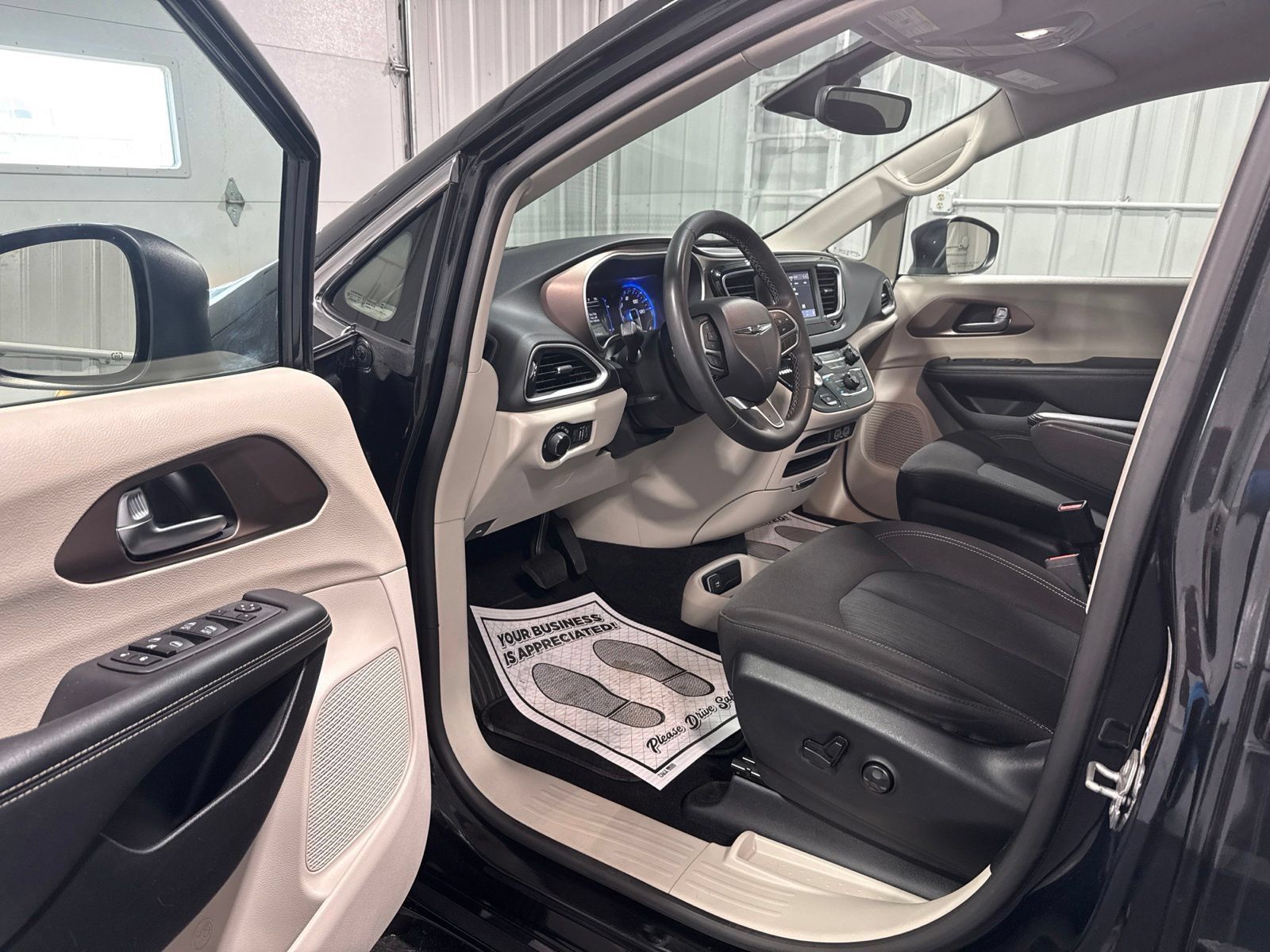Used 2023 Chrysler Voyager LX FWD image 24