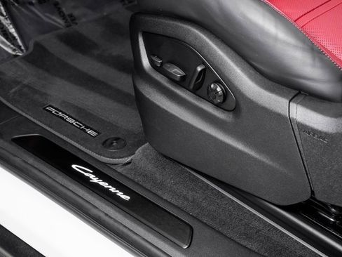 Used 2024 Porsche Cayenne image 9