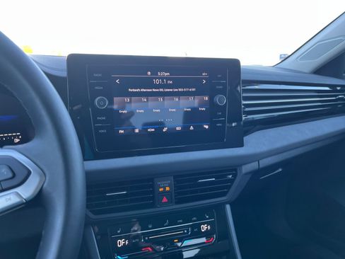 Used 2025 Volkswagen Jetta SE image 21