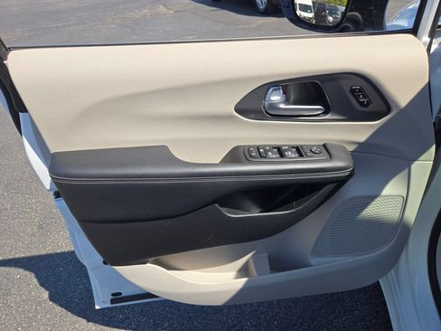 Certified 2024 Chrysler Pacifica Touring-L FWD image 24