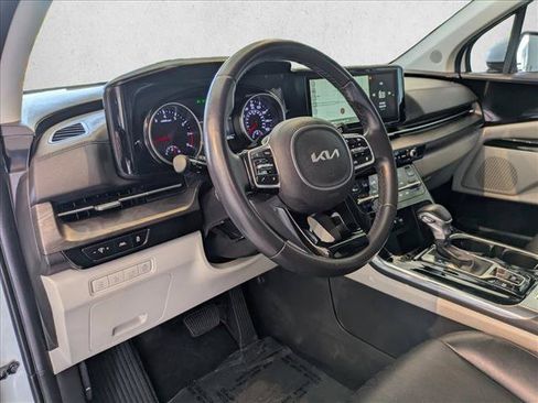 Used 2024 Kia Carnival EX FWD image 10