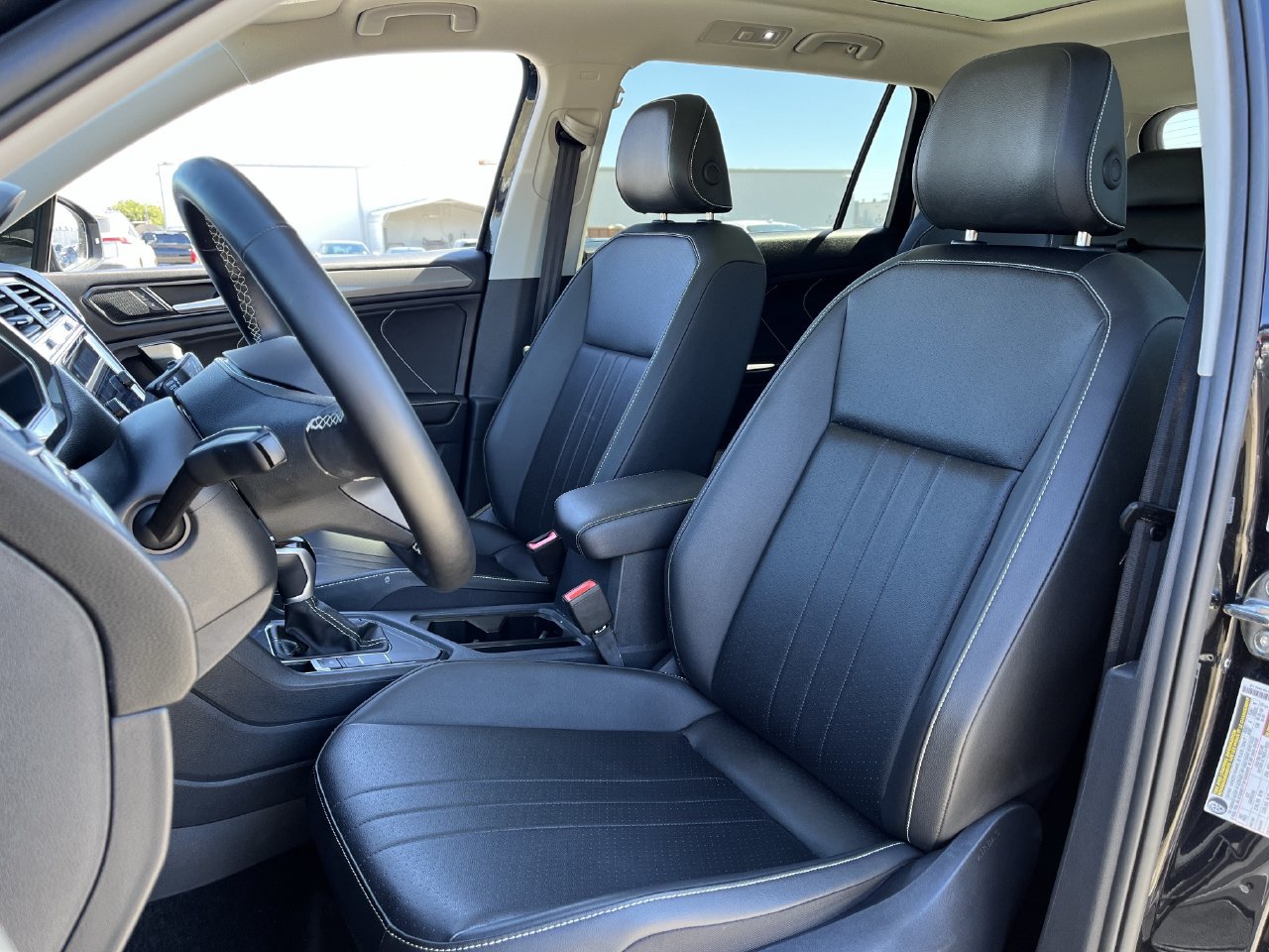 Used 2024 Volkswagen Tiguan SE w/ Panoramic Sunroof Package FWD image 23